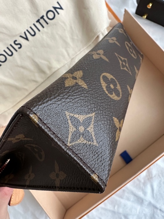 Louis Vuitton Toiletry Pouch 19 - Picture 5 of 8